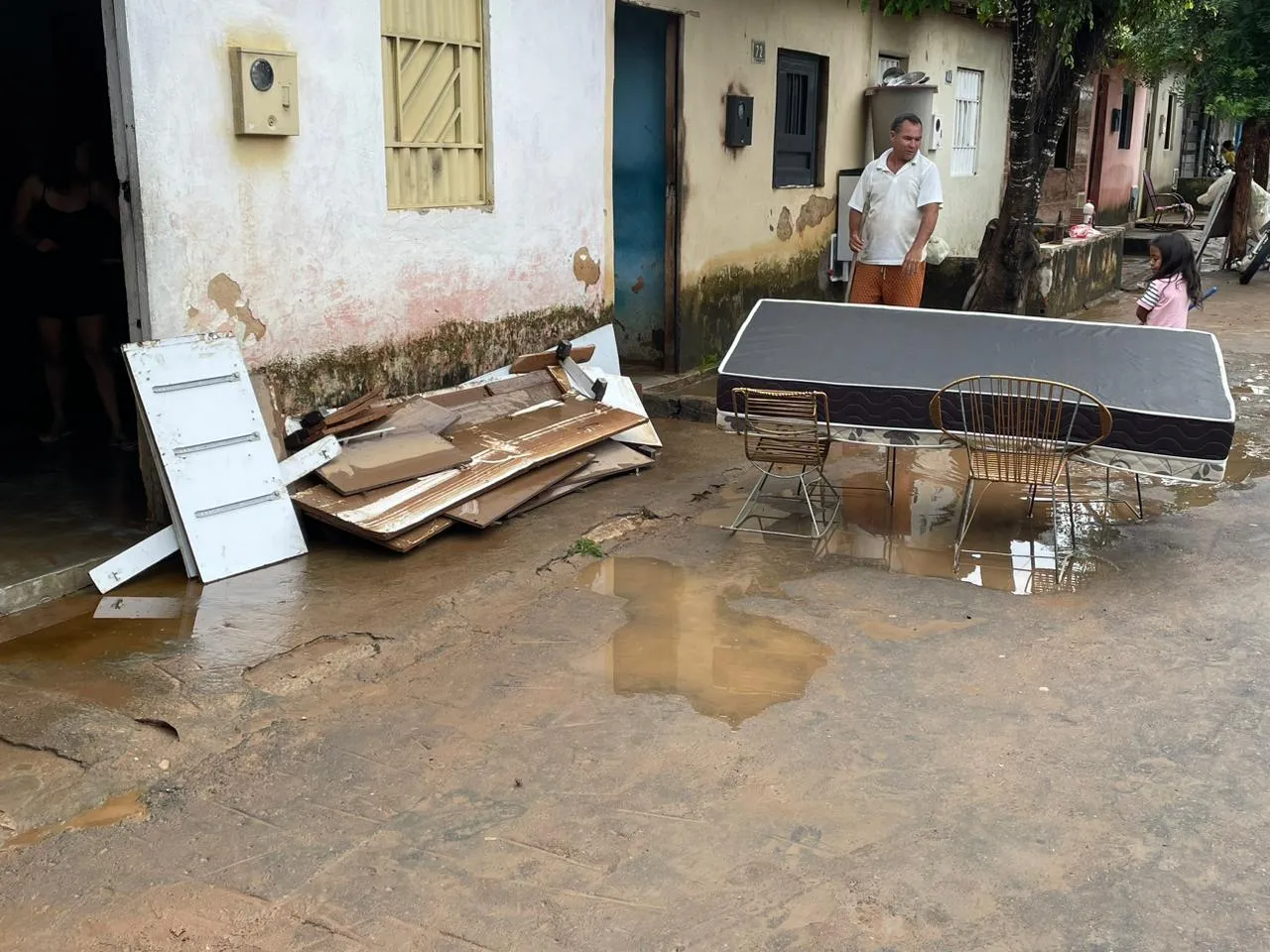 Moradores tiraram os móveis de casa para evitar perda