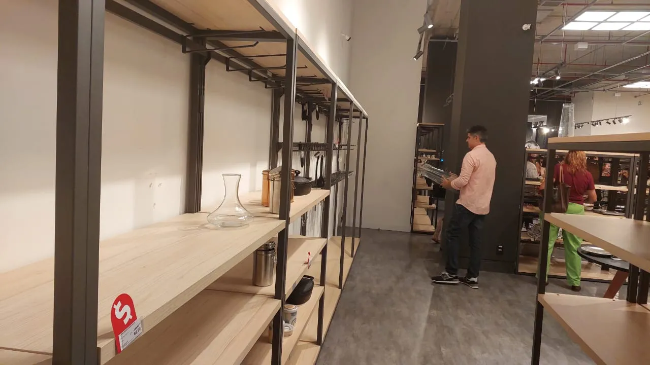 Loja da Tok&Stok no shopping Iguatemi já consta com prateleiras esvaziadas