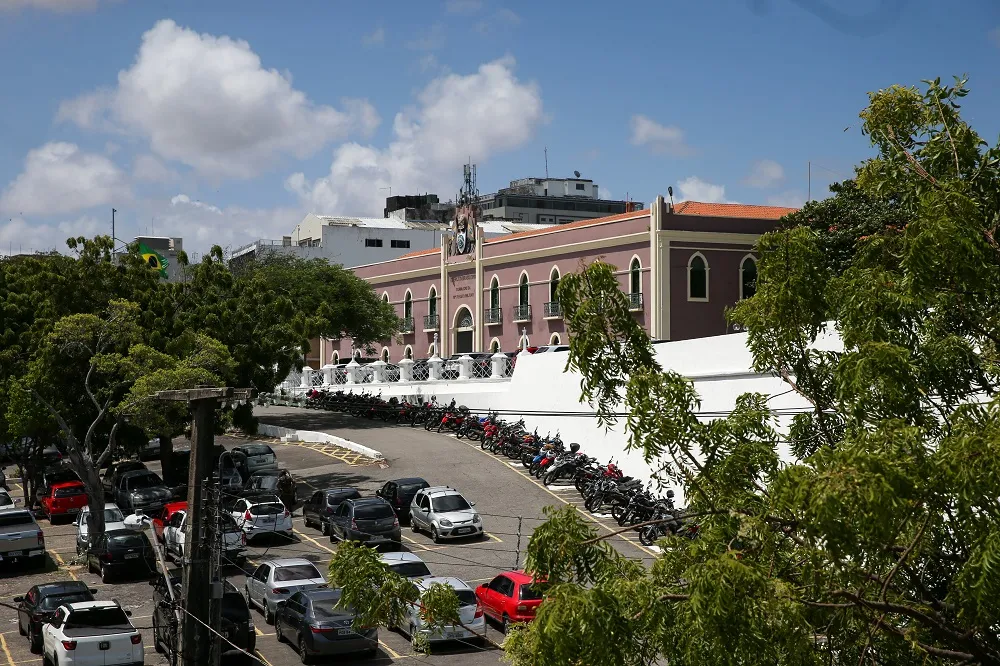 No local onde fica a 10ª Região Militar foram erguidos alguns fortes. Um pelos holandeses, o Forte Schoonemborch, e os demais pelos portugueses.