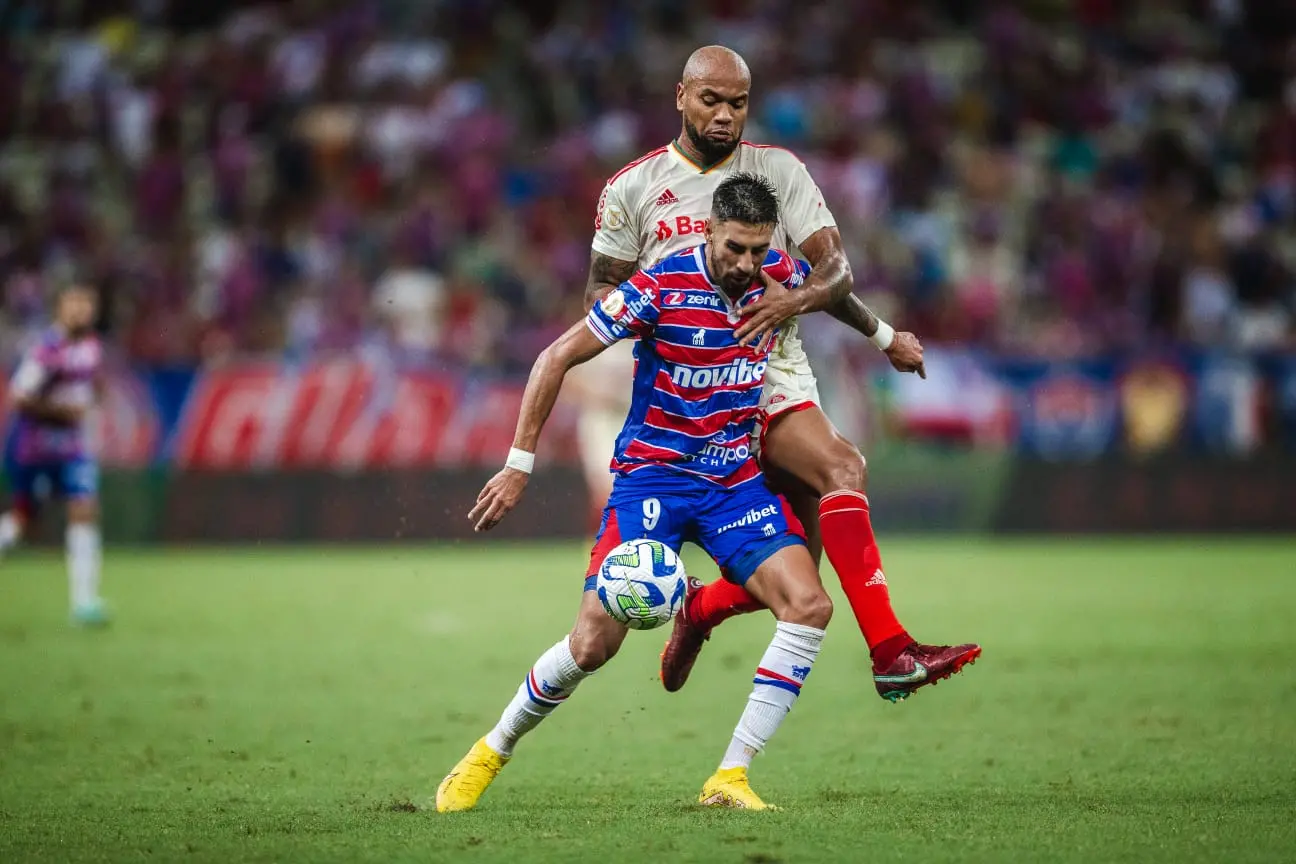 Atletas de Fortaleza e Internacional disputam bola