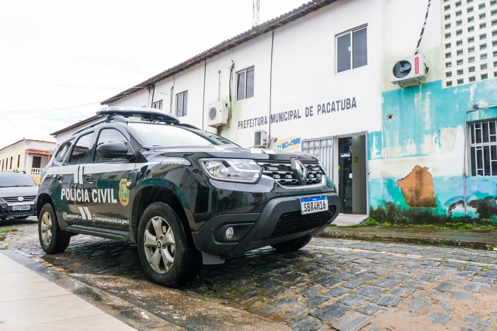 Polícia Civil esteve na sede da prefeitura de Pacatuba na manhã desta terça-feira (18)