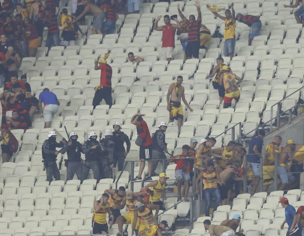 A torcida presente na Arena Castelão agiu para controlar os vândalos na final da Copa do Nordeste