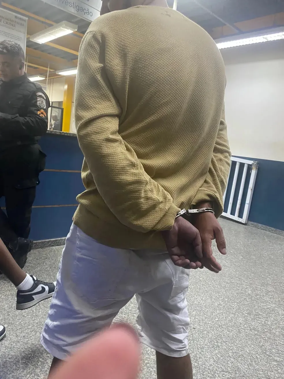 Vítima agredida por policial militar foi levada a delegacia e alega ter ficado algemado por cerca de 4 horas e meia