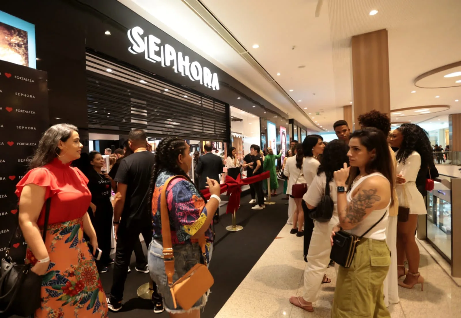 Clientes se reuniram na porta da loja pouco antes de abertura oficial
