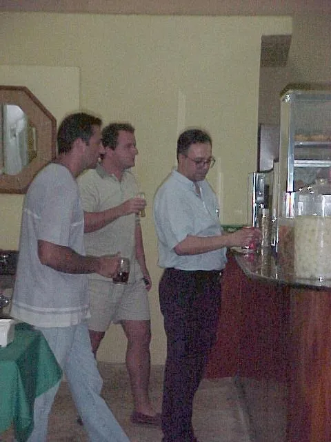 Primeiros anos do Chopp do Bixiga; o homem à frente dos outros é Ciro Flamarion, um dos fundadores do bar