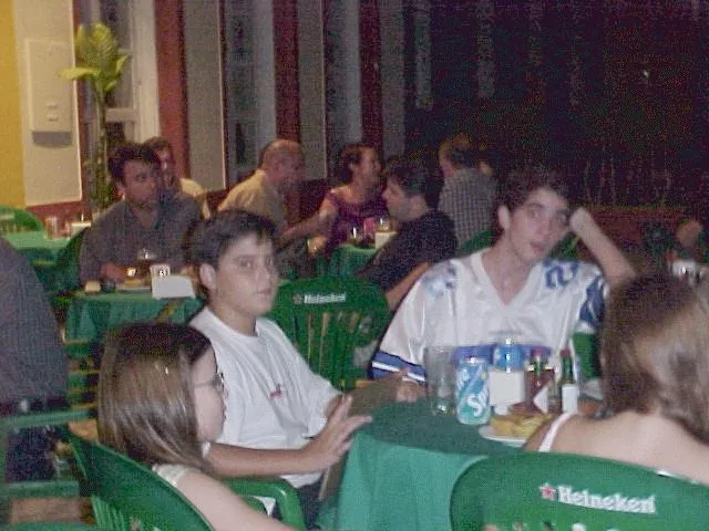 Proprietário do bar, Raphael Monte está de camisa de futebol americano nesta foto; ao lado, o irmão e sócio Diogo Monte: herança