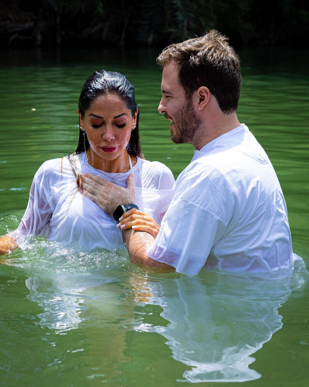 Maíra foi batizada no Rio Jordão, em Israel