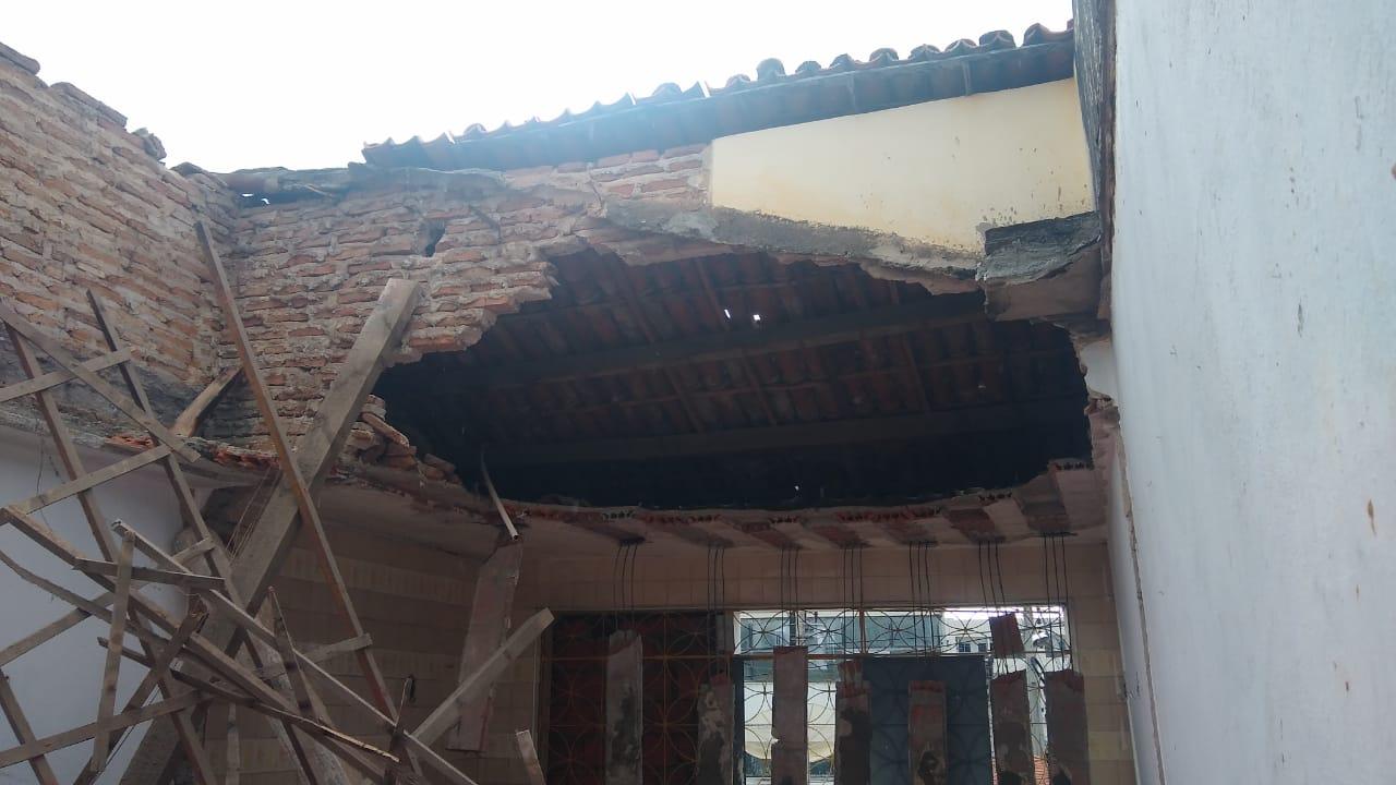 Imagem mostra prédio após parte do teto desabar em Iguatu, no dia 27 de abril de 2023