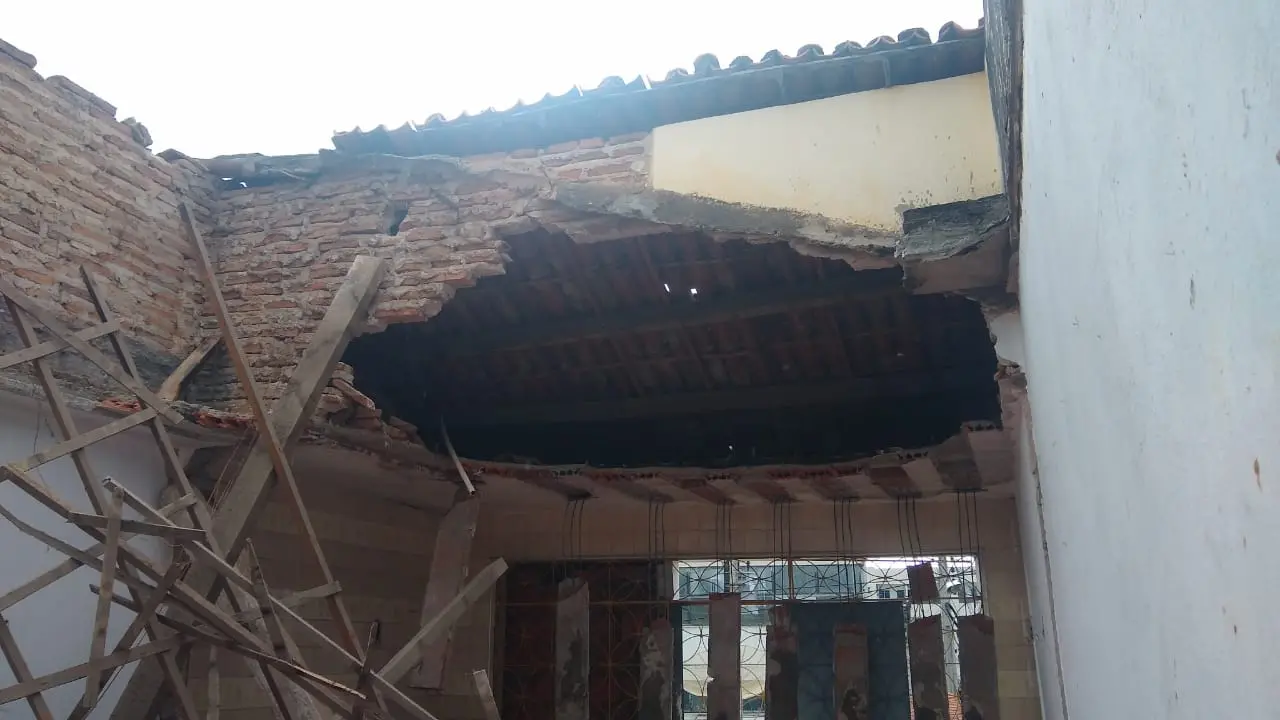Imagem mostra prédio após parte do teto desabar em Iguatu, no dia 27 de abril de 2023
