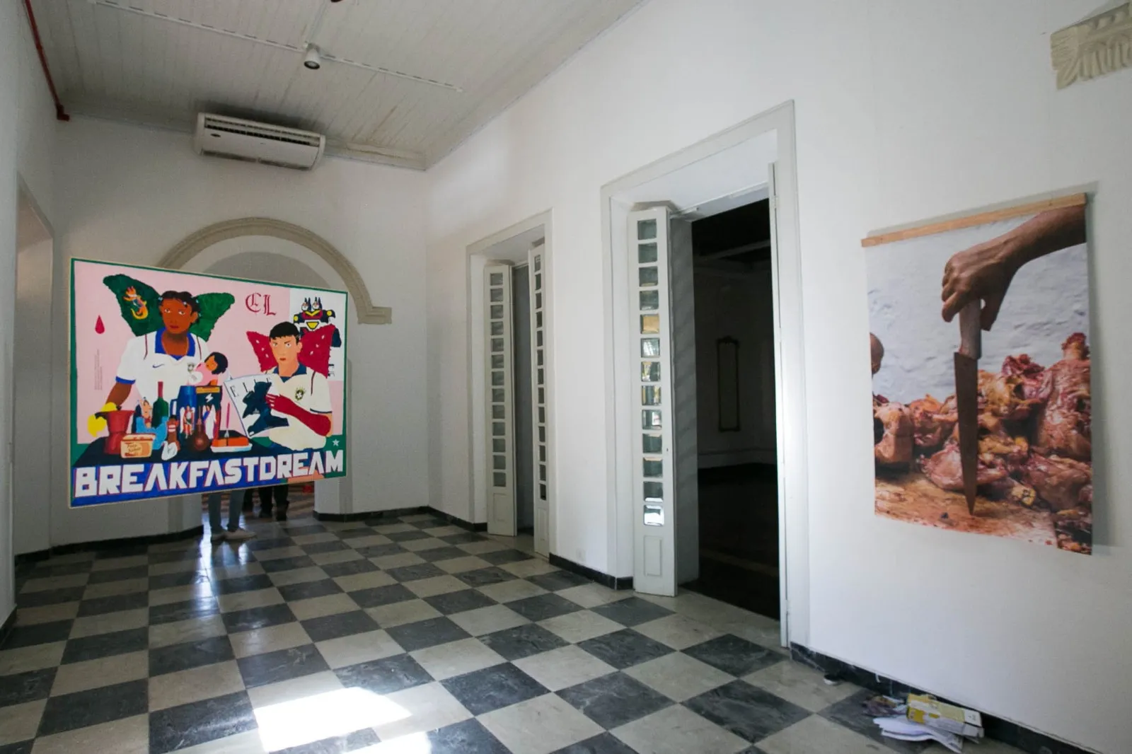 Obras de Charles Lessa (Breakfast Dream) e de Jean dos Anjos (Macumba para derrubar fascista) expostas no Salão de Abril 2023