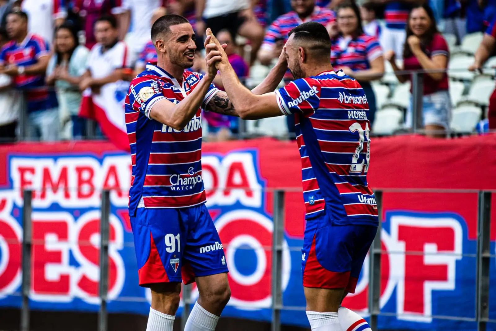 Thiago Galhardo e Moisés comemoram gol