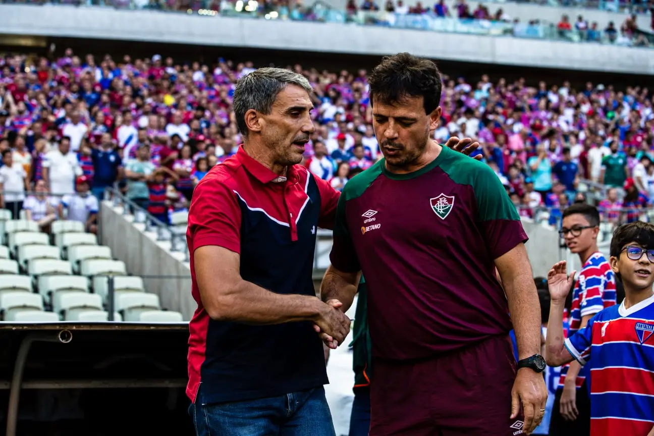Vojvoda e Fernando Diniz conversam à beira do campo