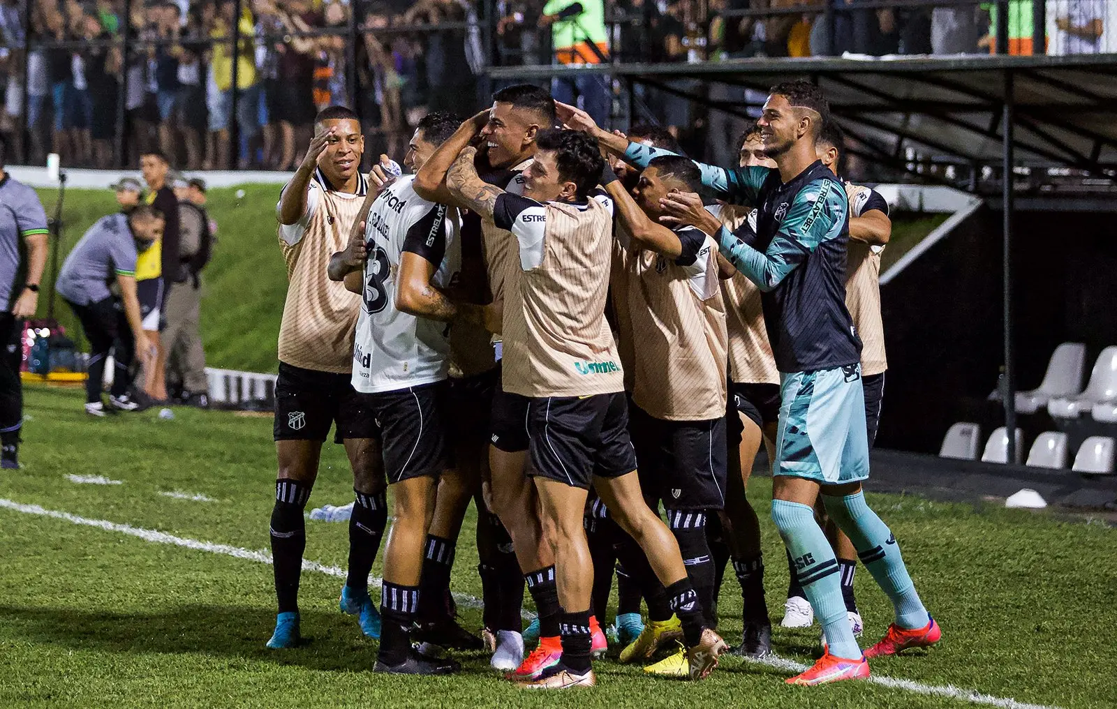 Elenco do Ceará comemora vitória