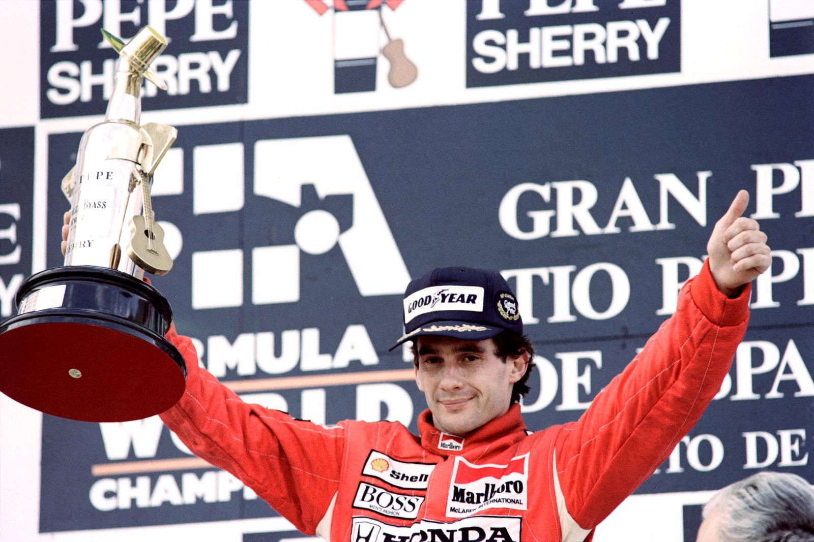 Senna exibe troféu de campeão na Fórmula-1