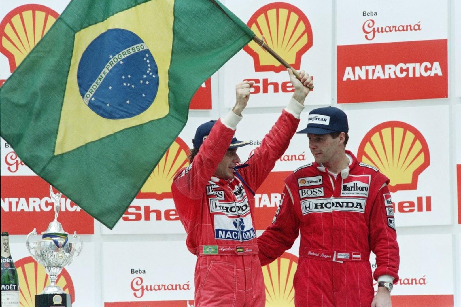 Senna exibe bandeira do Brasil após corrida da Fórmula-1