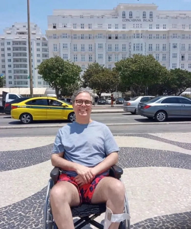 Uma das sequelas do acidente é a questão motora. O ator passa a maior parte do tempo de cadeira de rodas
