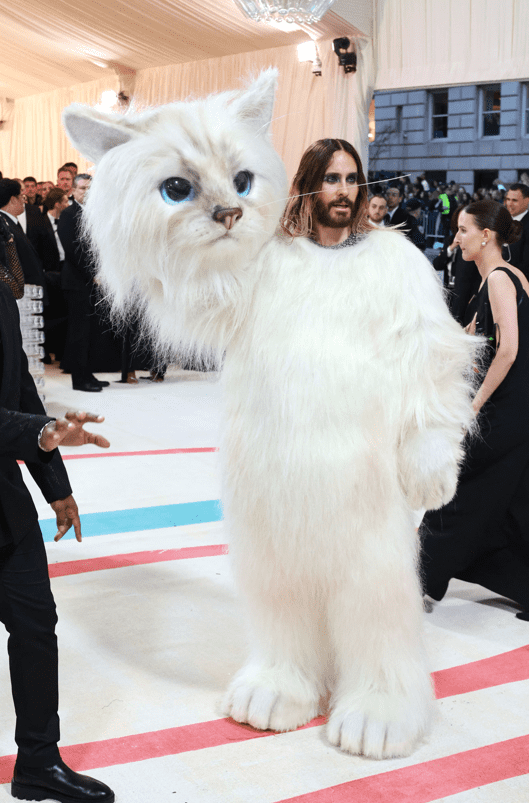Jared Leto fantasiado de gata Choupette no Met Gala 2023