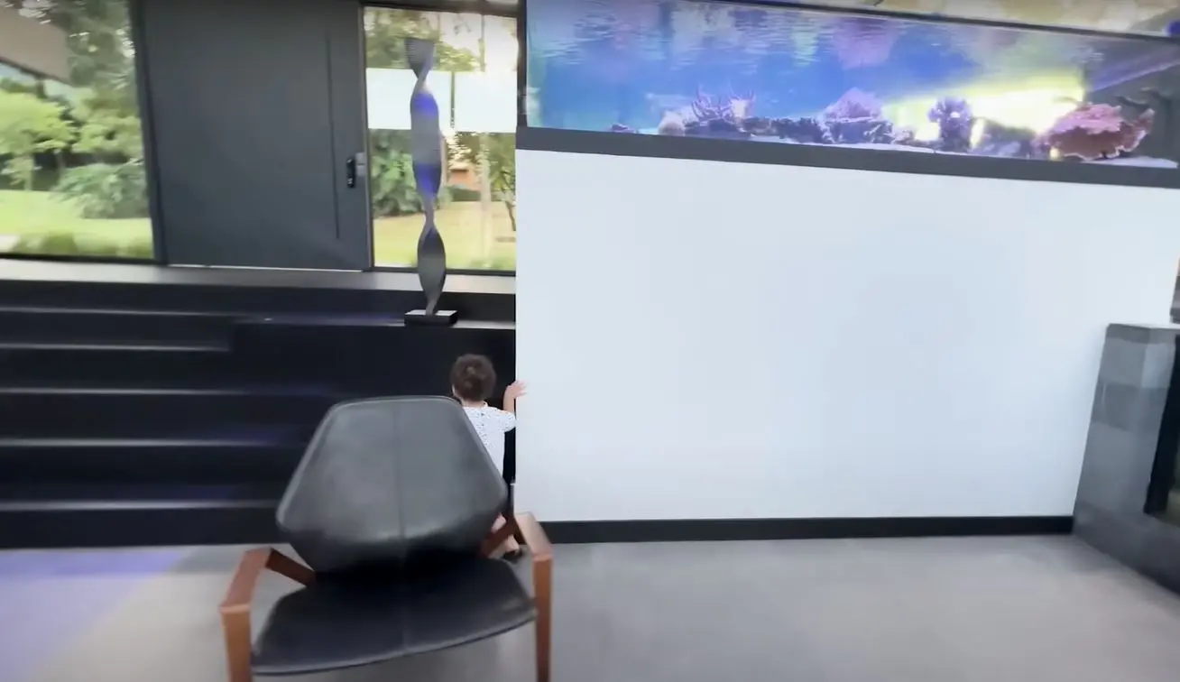 print de vídeo mostra aquário e escadaria de casa