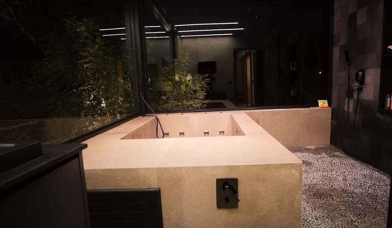 banheira em banheiro da mansão