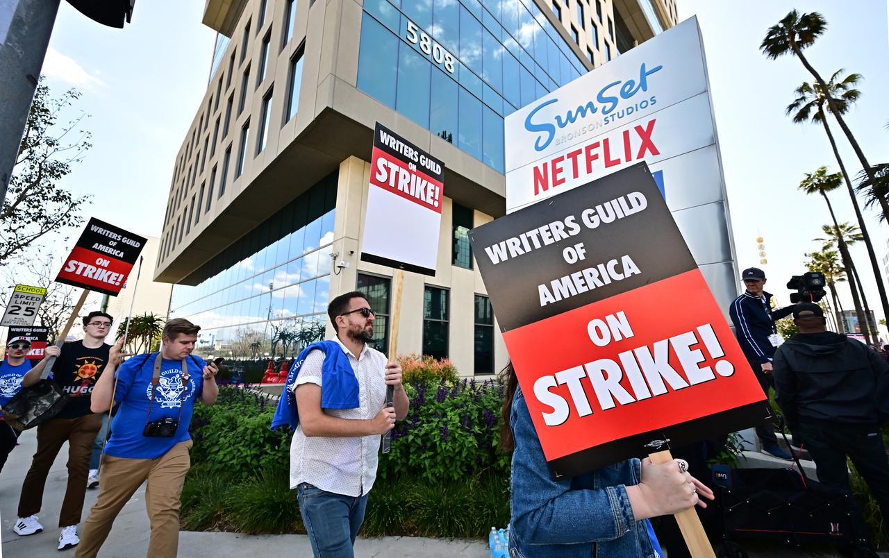 Em greve, roteiristas exigem salários melhores e maior participação nos lucros