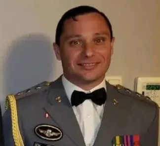 mauro cid usando fardamento militar