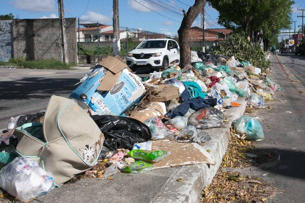 Lixo acumulado em meio-feio da avenida Dom Almeida Lustosa, em Caucaia