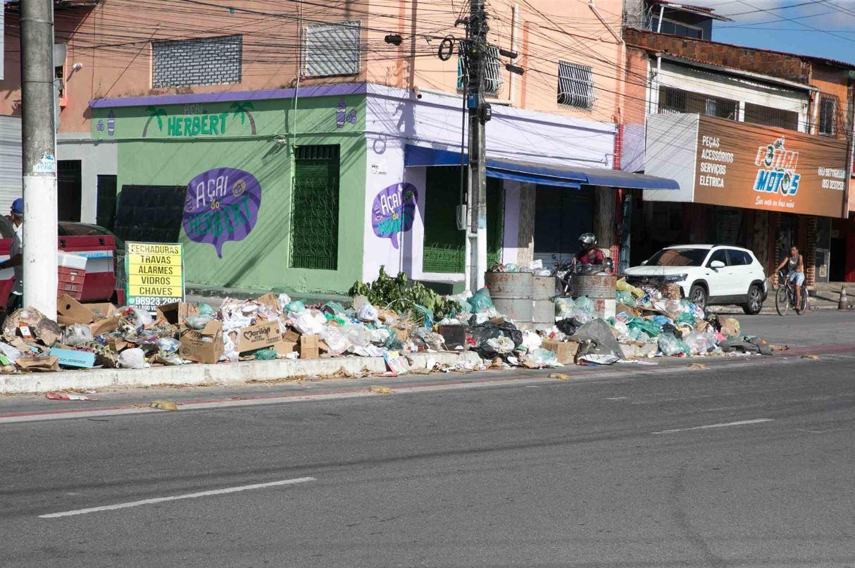 lixo acumulado em meio-feio da avenida Dom Almeida Lustosa, em Caucaia