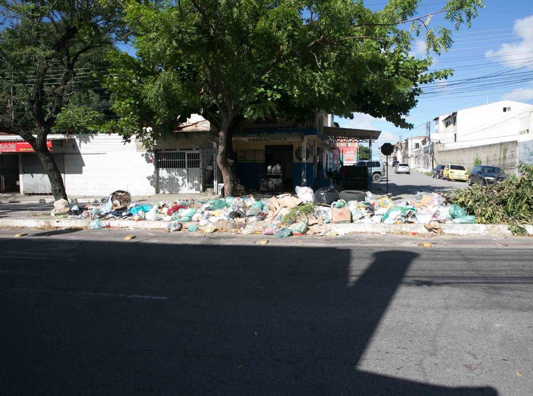 lixo acumulado em meio-feio da avenida Dom Almeida Lustosa, em Caucaia