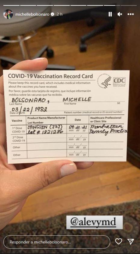 Michelle Bolsonaro publicou cartão de vacinação contra a covid-19 nos stories do Instagram