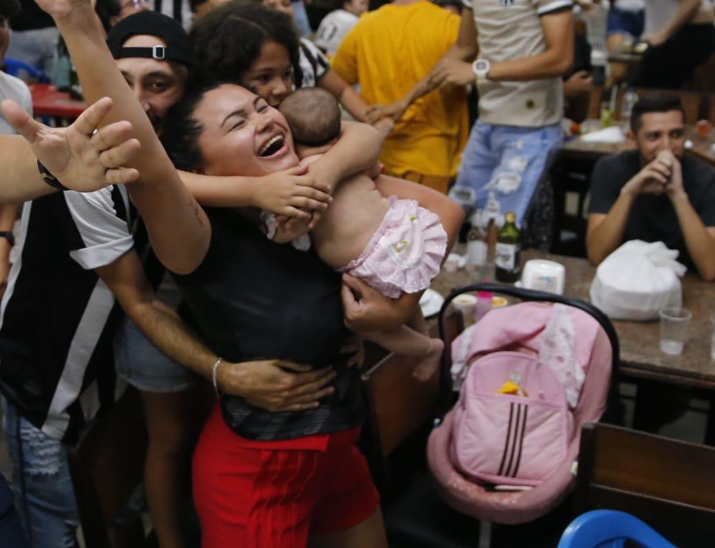 Torcida comemora conquista da Seleção no Centro do Recife com