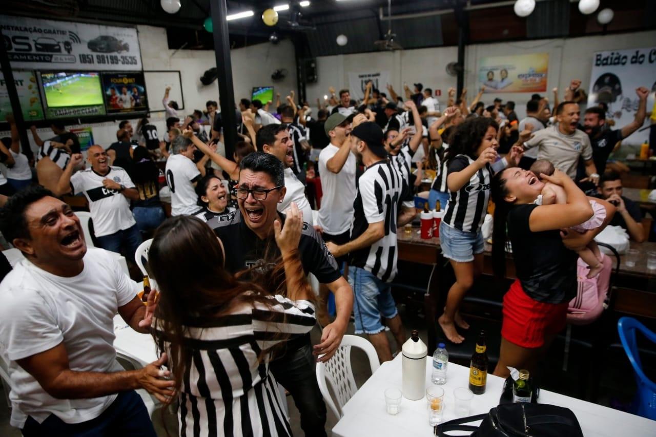 Torcida comemora conquista da Seleção no Centro do Recife com