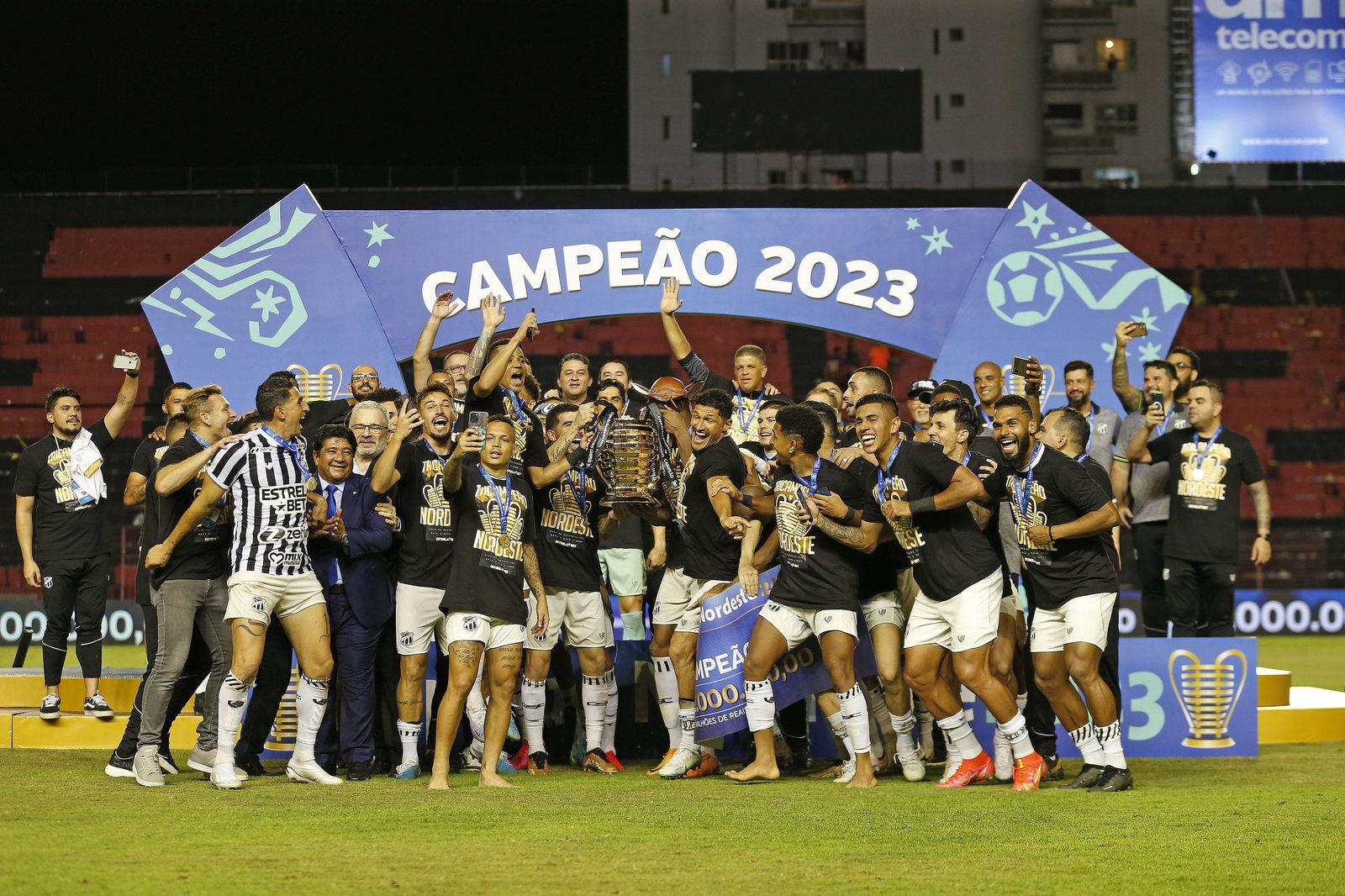 Elenco do Ceará comemora título e ergue a taça de campeão da Copa do Nordeste