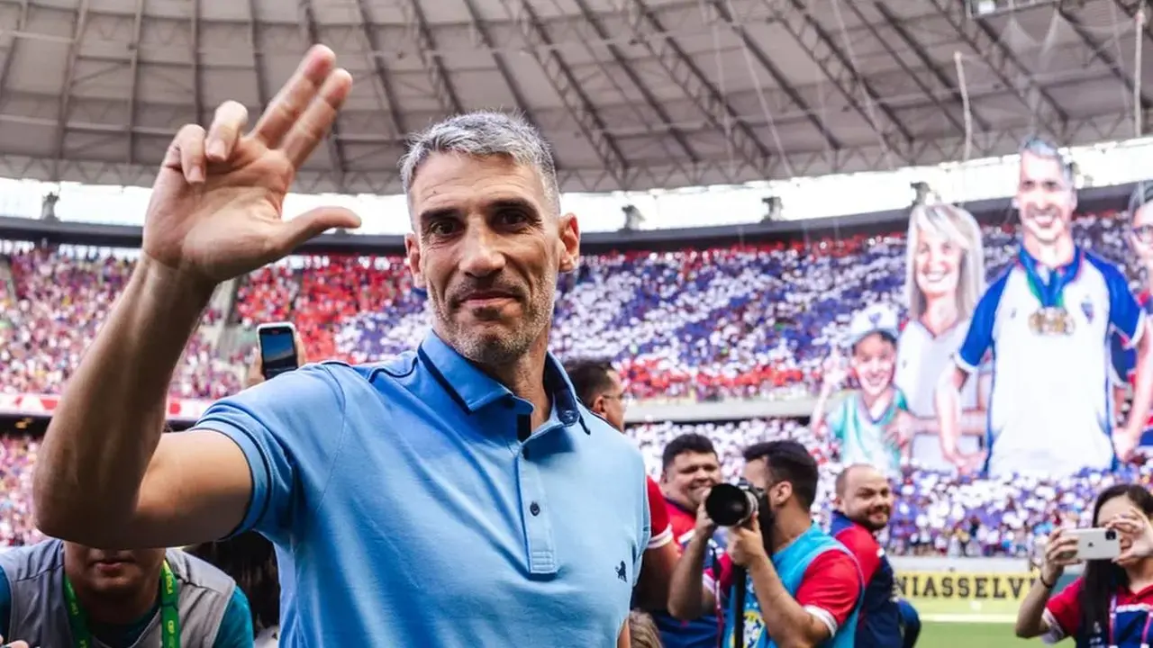 Vojvoda festeja em mosaico com a torcida do Fortaleza