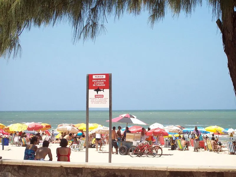 Turistas devem respeitar as placas de sinalização na praia de Boa Viagem