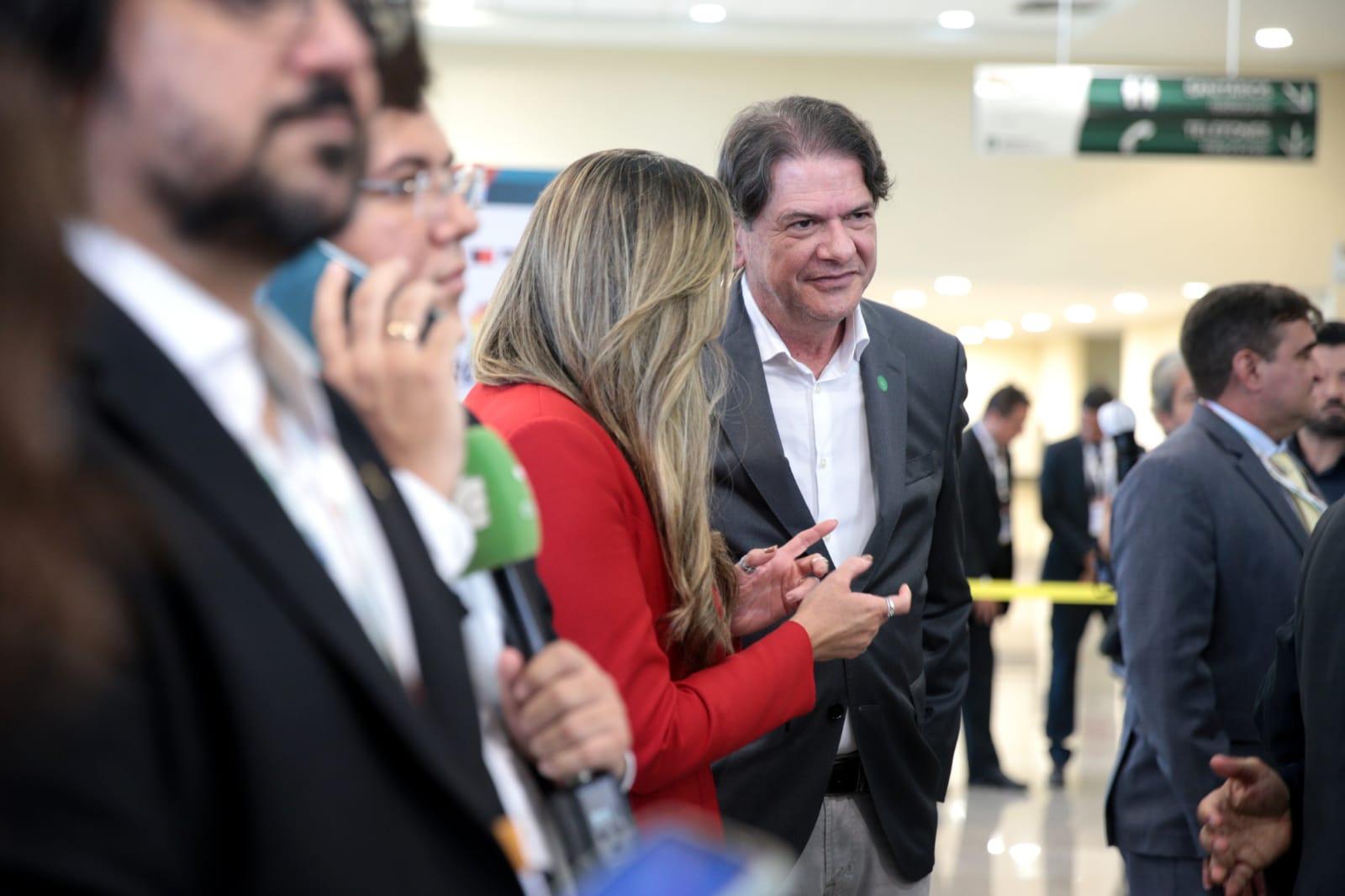 Cid Gomes com a senadora Augusta Brito, no Centro de Eventos