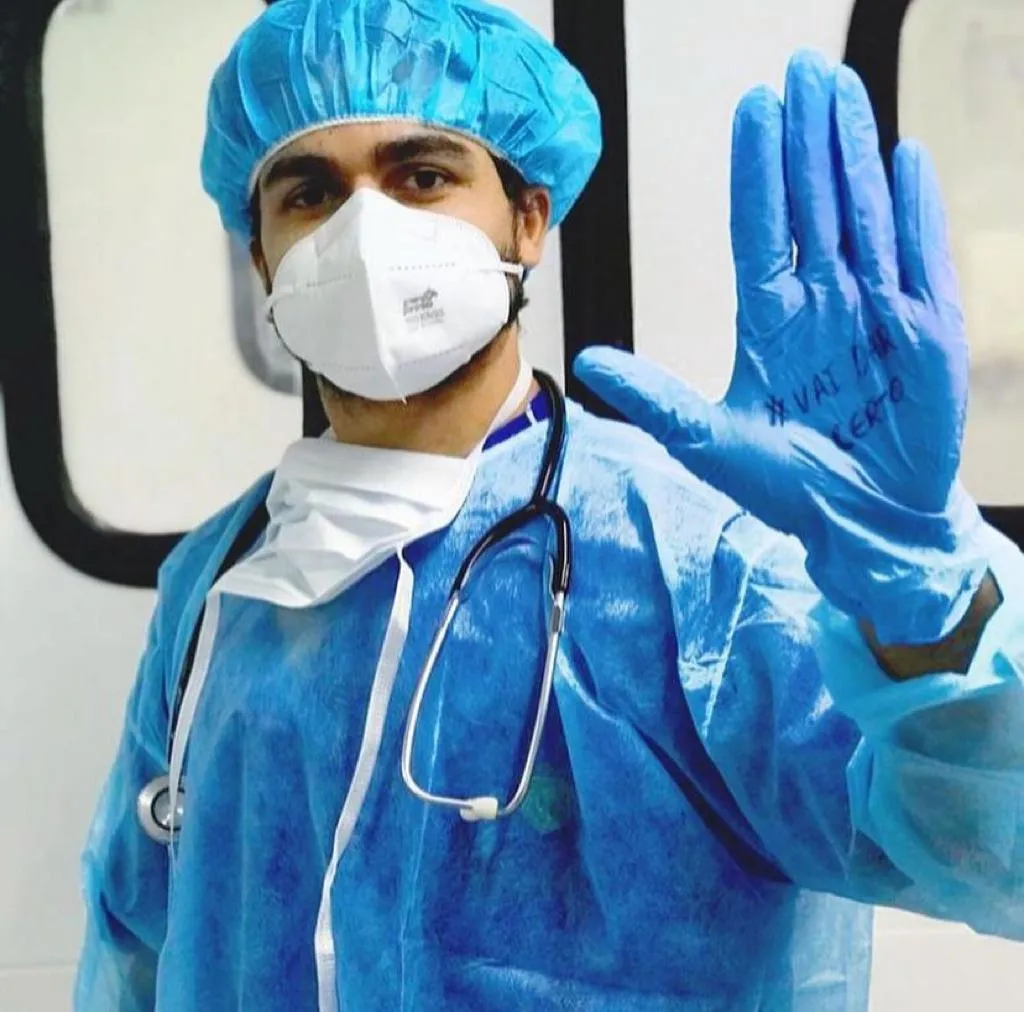 O enfermeiro Helber Oliveira atuou desde o inicio da pandemia