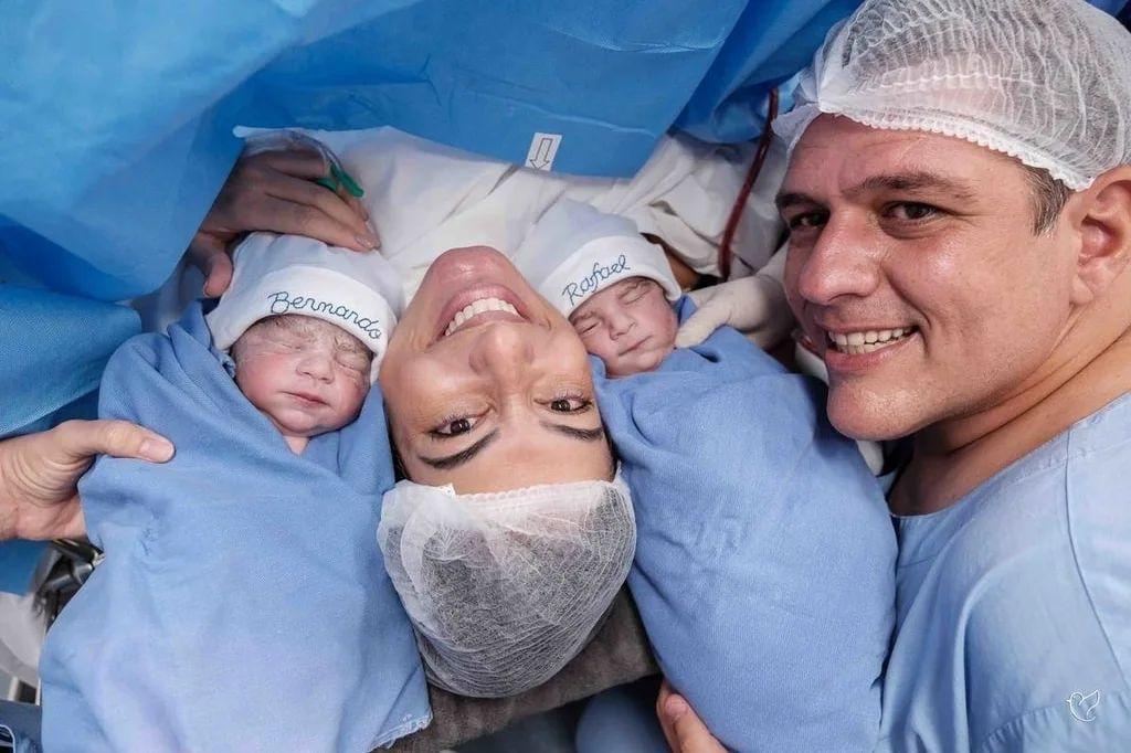 Bebês com pai e mãe após parto