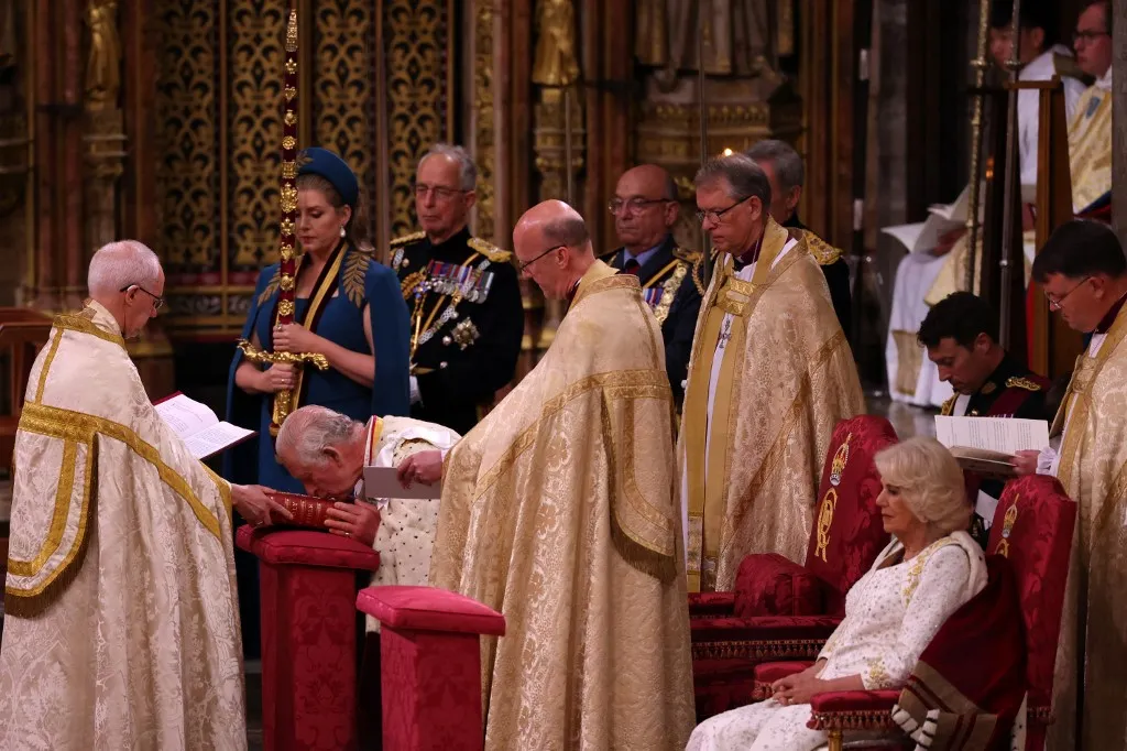 A coroação já foi iniciada na Abadia de Westminster
