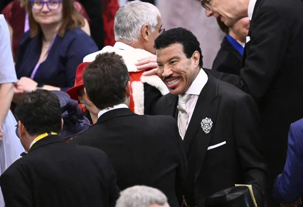 Lionel Richie apareceu sorridente durante a cerimônia de coroação de Charles III