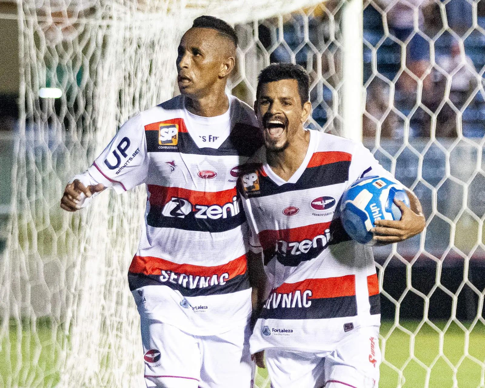 Atletas do Ferroviário comemoram um gol