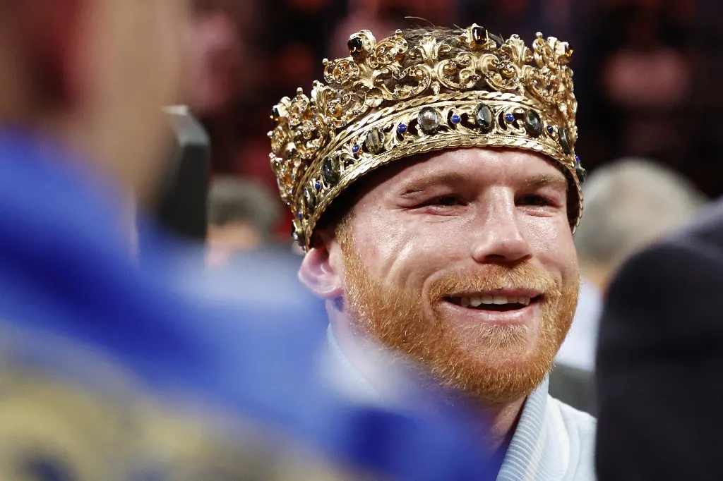 Canelo Álvarez com uma coroa de rei