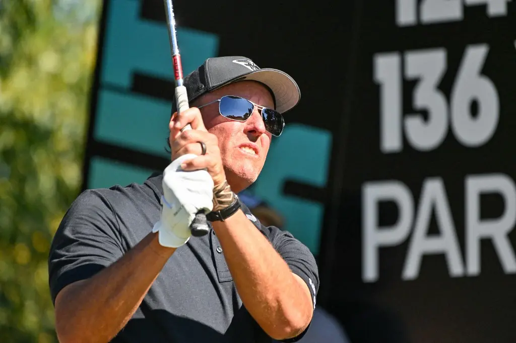 Phil Mickelson em ação durante partida de golfe