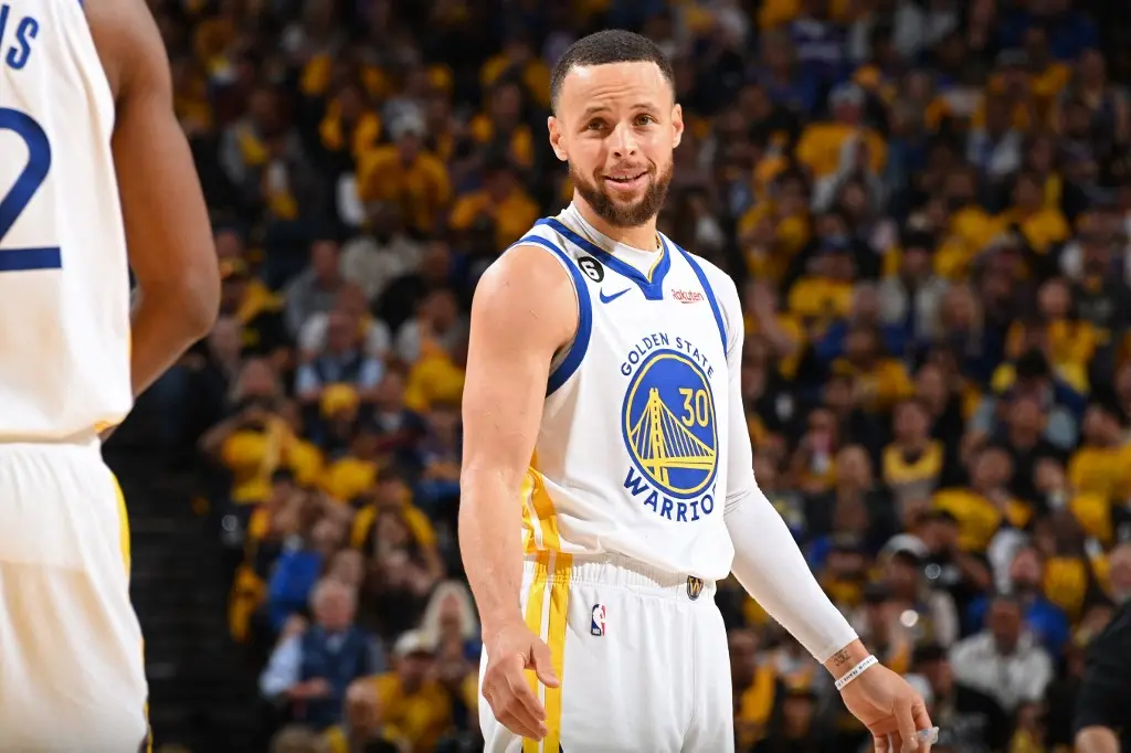 Stephen Curry com semblante de concentração em partida de basquete