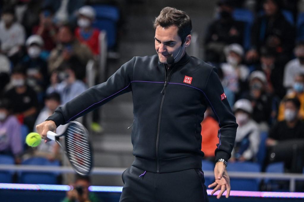 Roger Federer em ação durante jogo de tênis