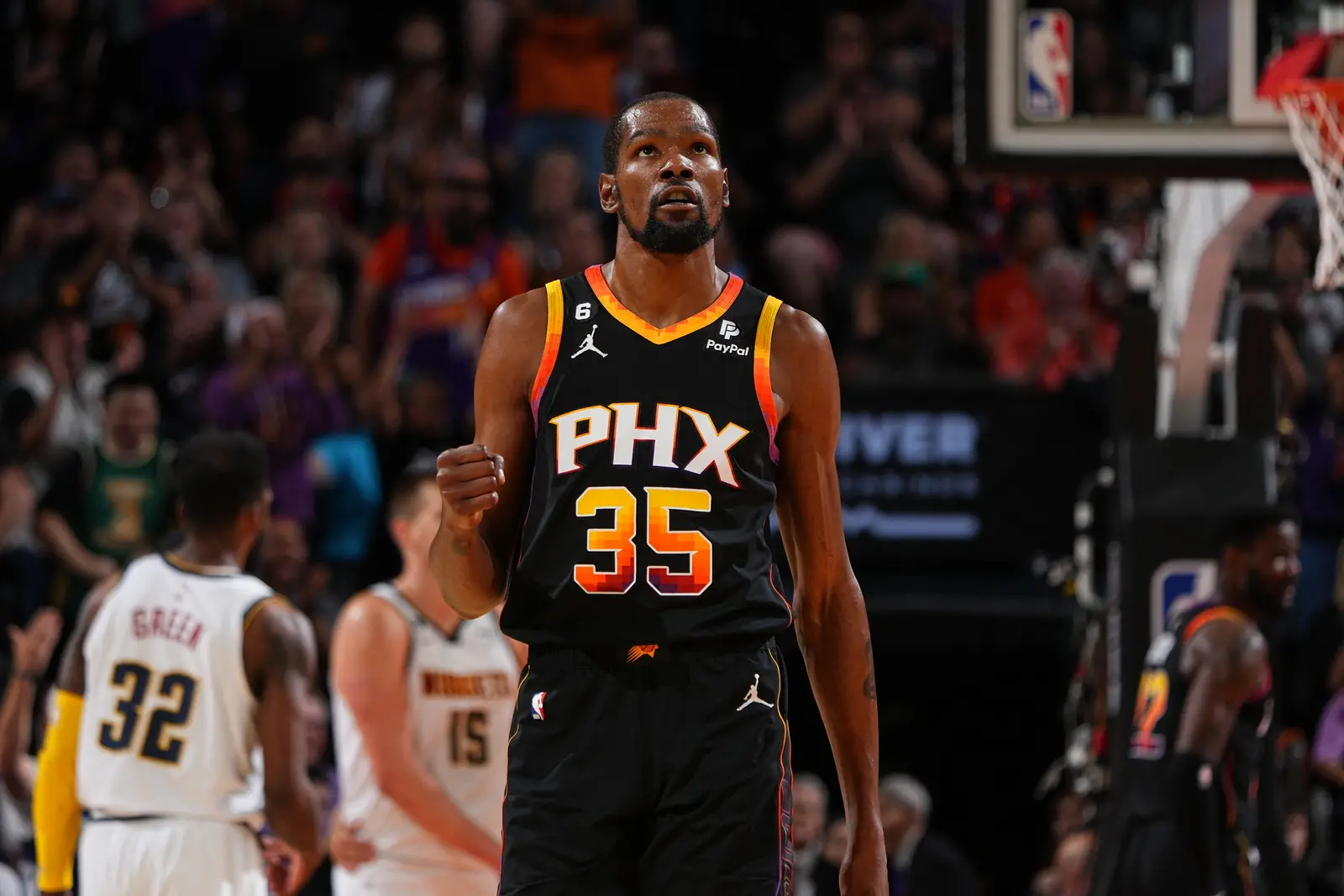 Kevin Durant com semblante sério em jogo da NBA