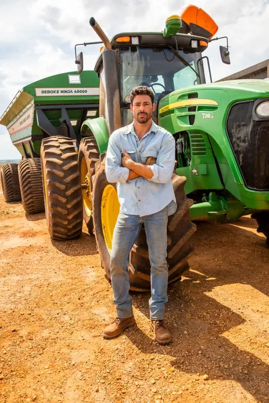 Caio (Cauã Reymond)