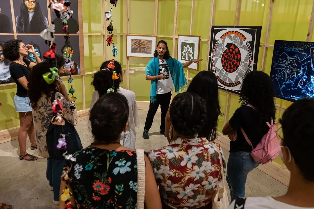 Registro de visita à Pinacoteca do Ceará; ações que os museus realizam atualmente não se limitam mais ao campo expositivo
