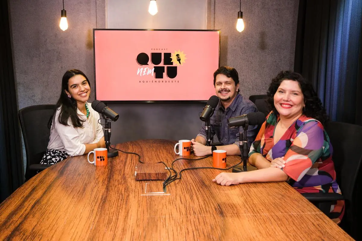 Pabyle Flauzino, Alan Barros e Karine Zaranza no estúdio do podcast Que Nem Tu