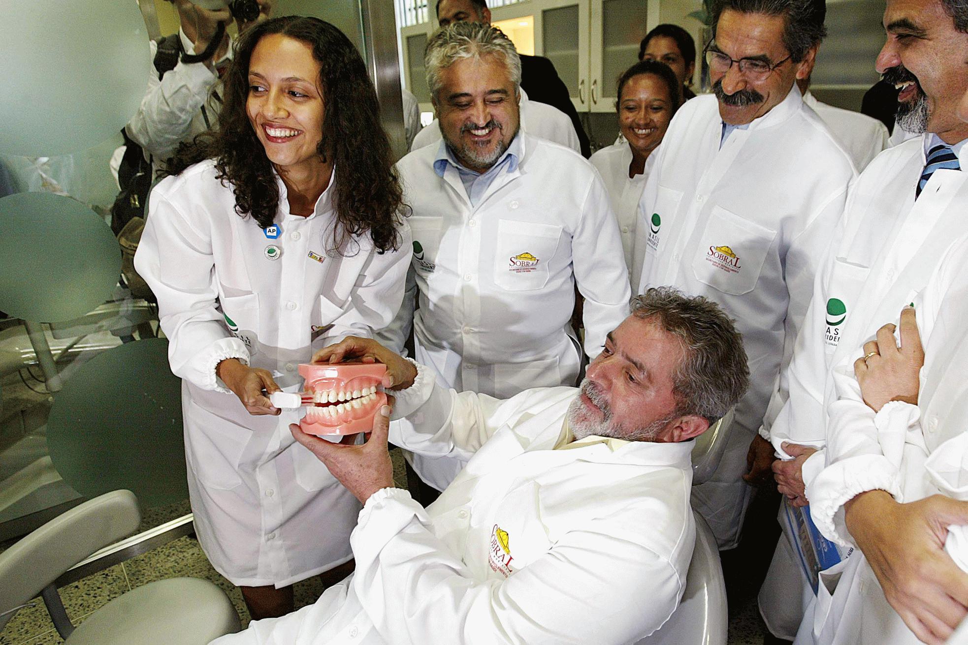 Sobral (CE) - O presidente Luiz Inácio Lula da Silva Lula segura um modelo de arcada dentária no lançamento do Programa Nacional de Saúde Bucal