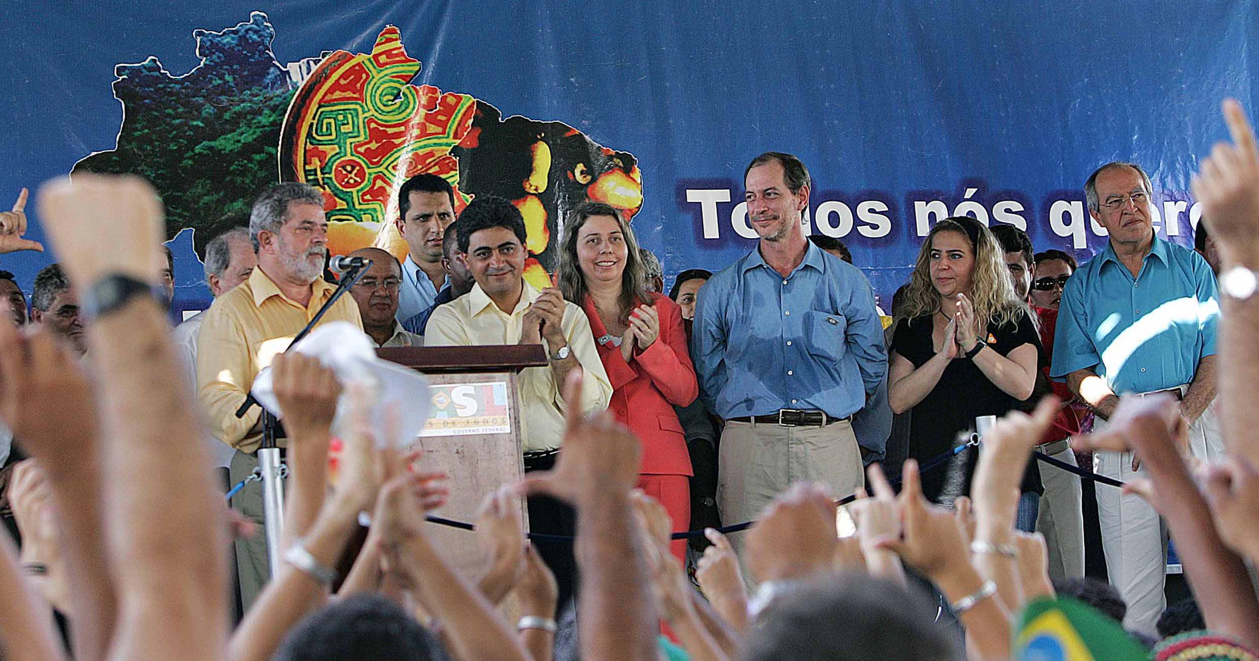 Lula ao lado de José Pimentel, Ilário Marques, Rachel Marques, Ciro Gomes, Luizianne Lins e Lúcio Alcântara